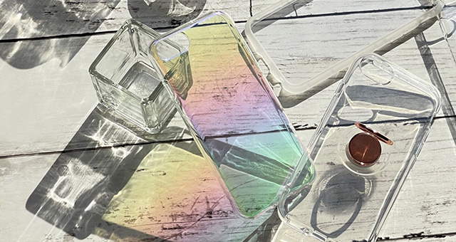 【iPhone SE(第3世代)対応】インスタで人気！光の角度で輝き方が変わる虹色のスマホケースが登場！